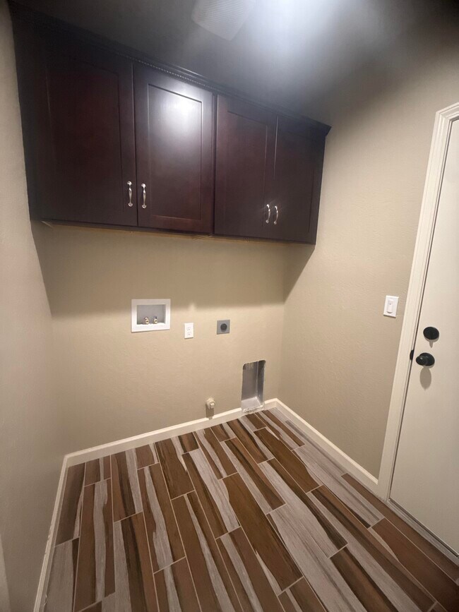 Building Photo - 16831 Hill Dr