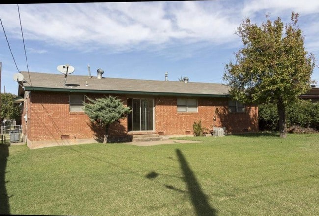 Building Photo - 3804 NW Ferris Ave