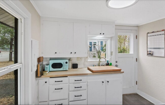 Building Photo - **Pending Application** Cute House in Mill...