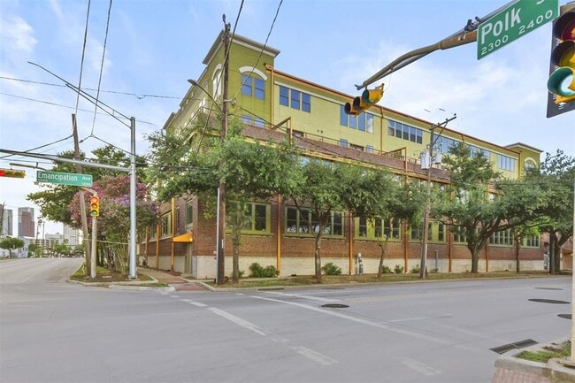 Building Photo - 2323 Polk St