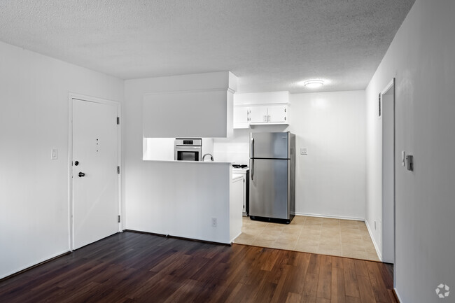 1BR, 1BA - 750 SF - Essex