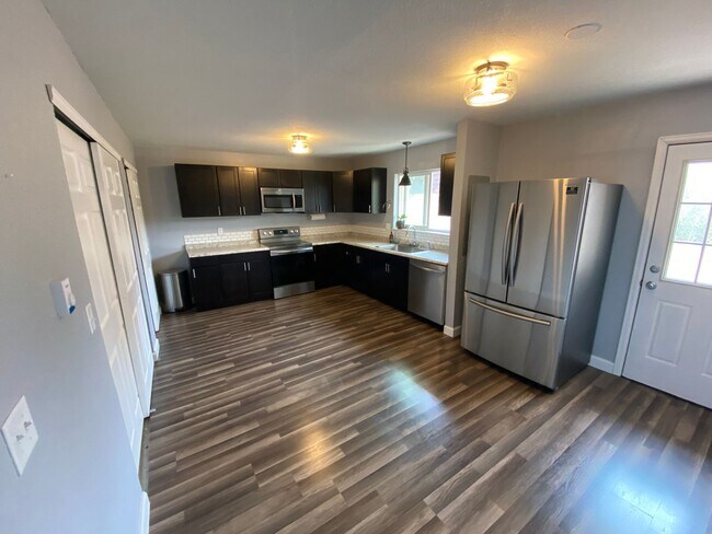 Building Photo - Nicely Updated 3 Bed 2 Bath Home in Founta...