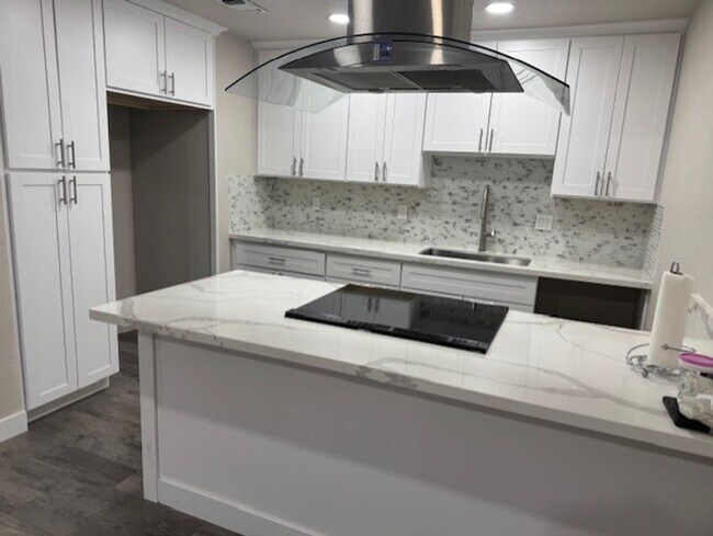 Foto del edificio - Beautifully updated 2-bedroom, 2-bathroom ...