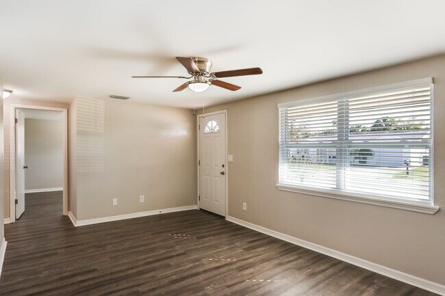 Building Photo - 3423 Garfield Dr