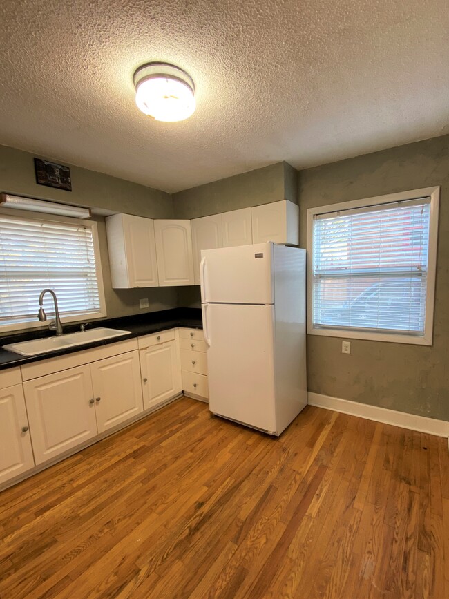 Building Photo - 18 9th Ave NW