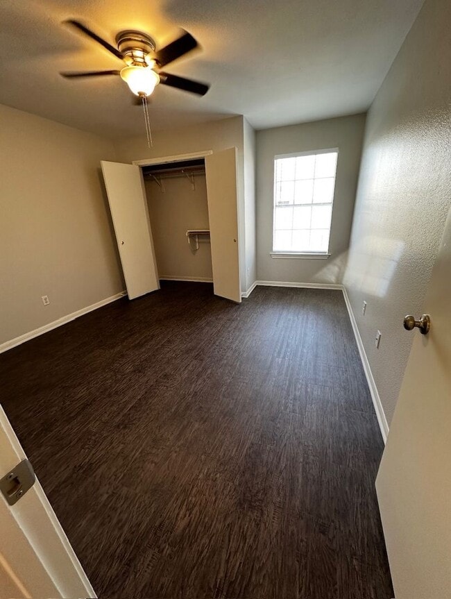 Building Photo - 10100 Valencia Dr