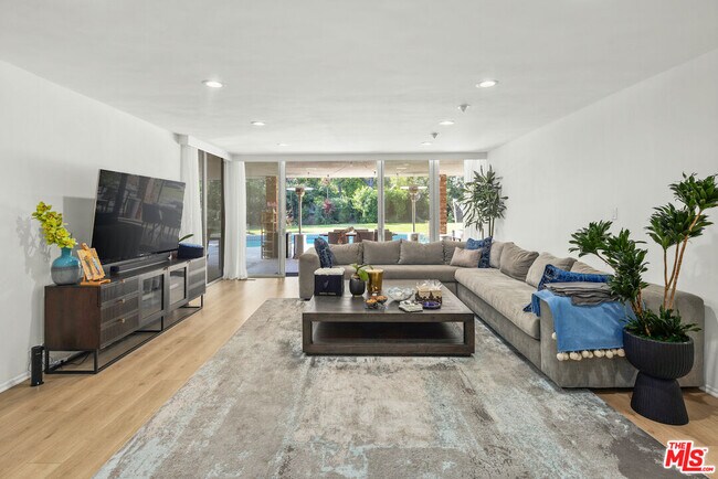 Building Photo - 711 Sierra Dr