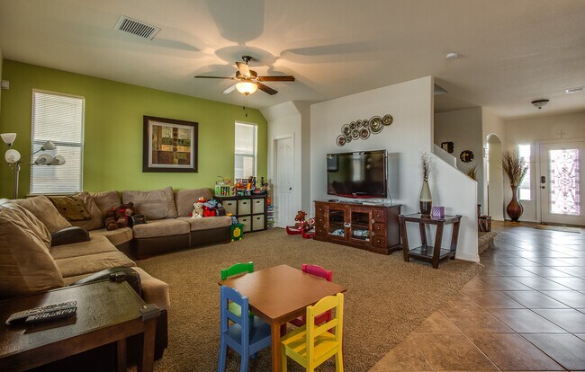 Foto del edificio - Home For Rent - Amazing 2 Story Home w/ Re...