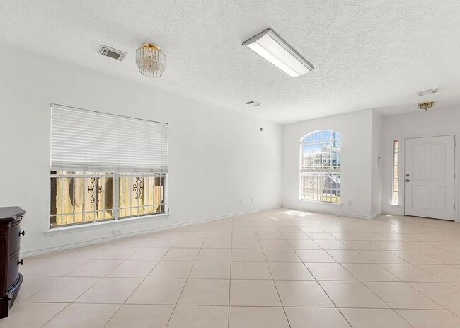 Foto del edificio - 13530 Carruth Ln