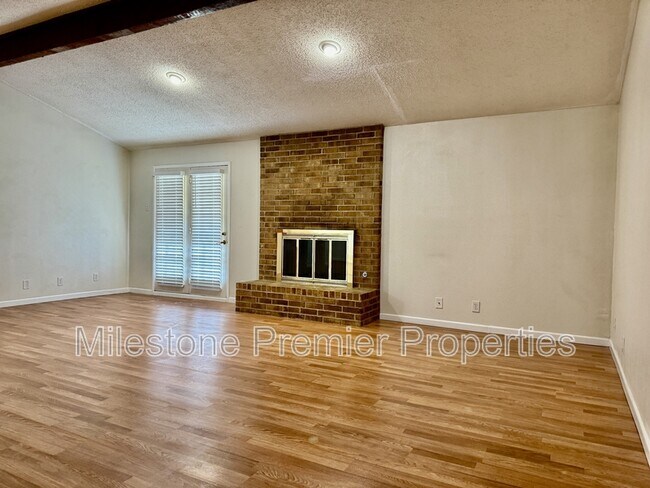 Foto del edificio - 2110 Oak Creek Cir