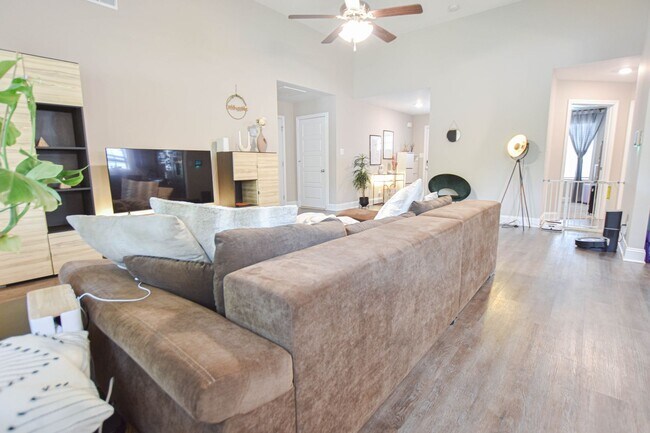 Building Photo - Pet Friendly Three Bedroom!