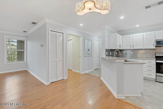 Building Photo - 400 Sandiron Cir
