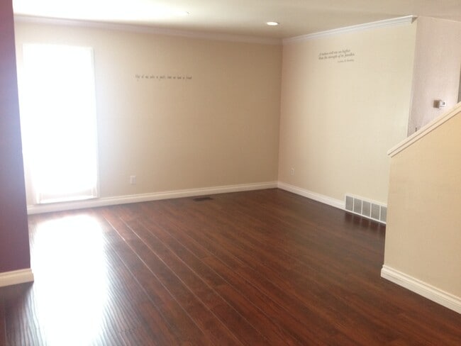 Building Photo - Beautiful 4 Bed Townhome in Holladay