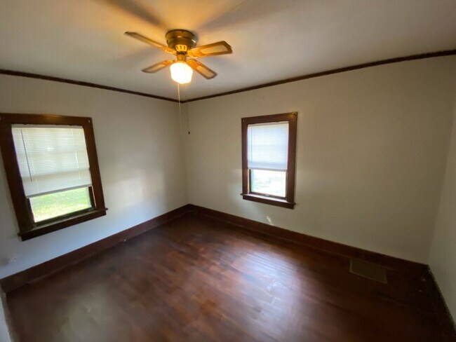Building Photo - Buckbee St 827-829