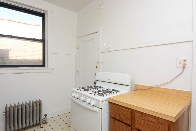 Foto del edificio - 2428 N Sawyer Ave