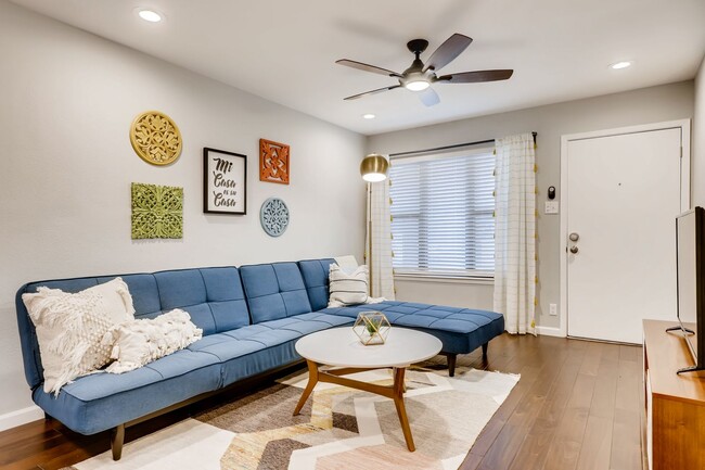 Foto del edificio - RECENTLY REMODELED 3 BR / 2 BATH COTTAGE L...