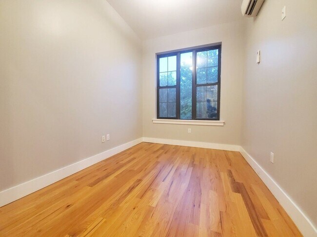 Building Photo - 17 Locust St