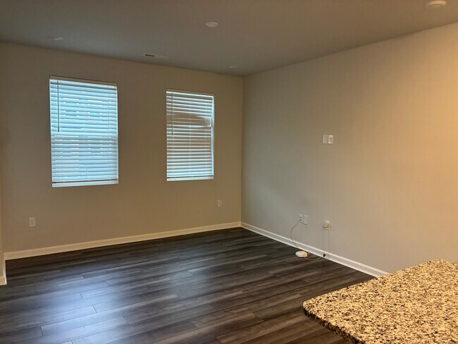 Foto del edificio - Room in Townhome on Sweet Lilac Wy