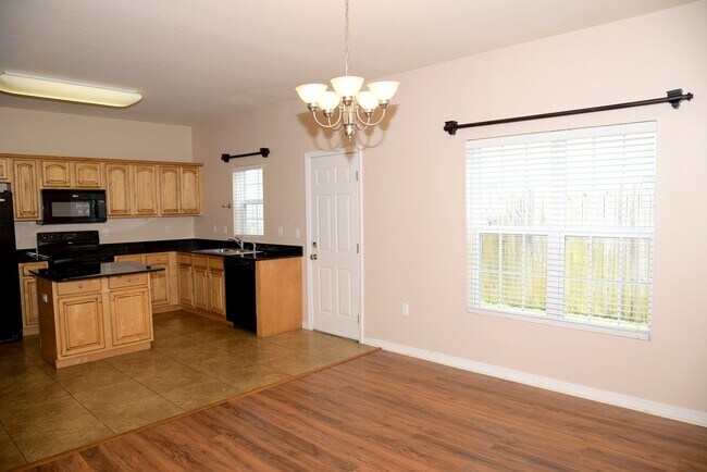 Building Photo - CONVENIENT TO EVERYTHING!