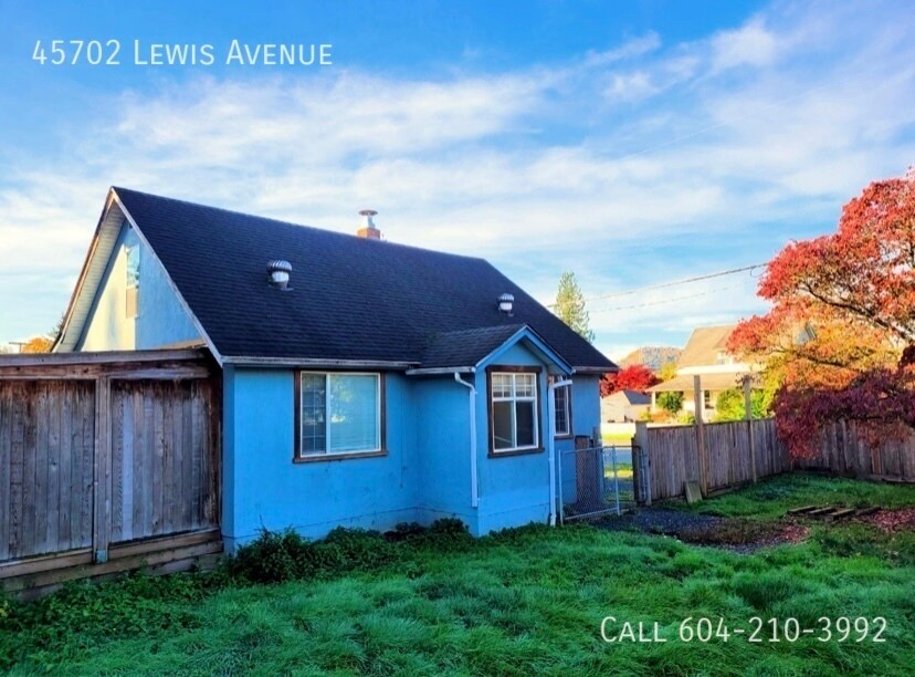 Photo principale - Updated Home on Large Lot with Workshop an...