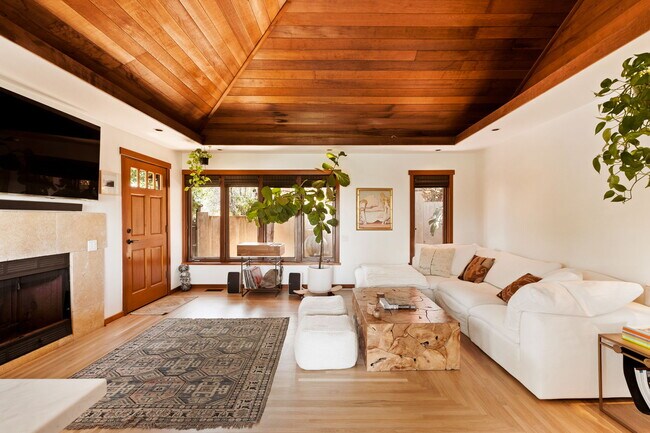 Foto del edificio - 21071 Waveview Dr
