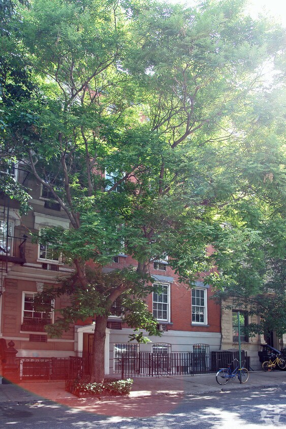 Building Photo - 329 W 21st St