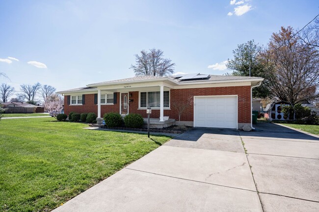 Foto del edificio - Welcome to this charming 3-bedroom, 2 full...