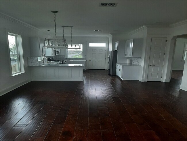 Foto del edificio - 3000 Saint Roch Ave