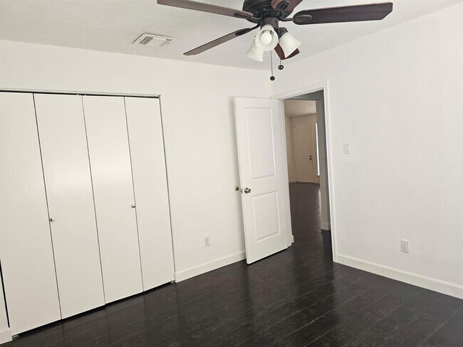 Foto del edificio - 5623 Briarwood Forest Dr