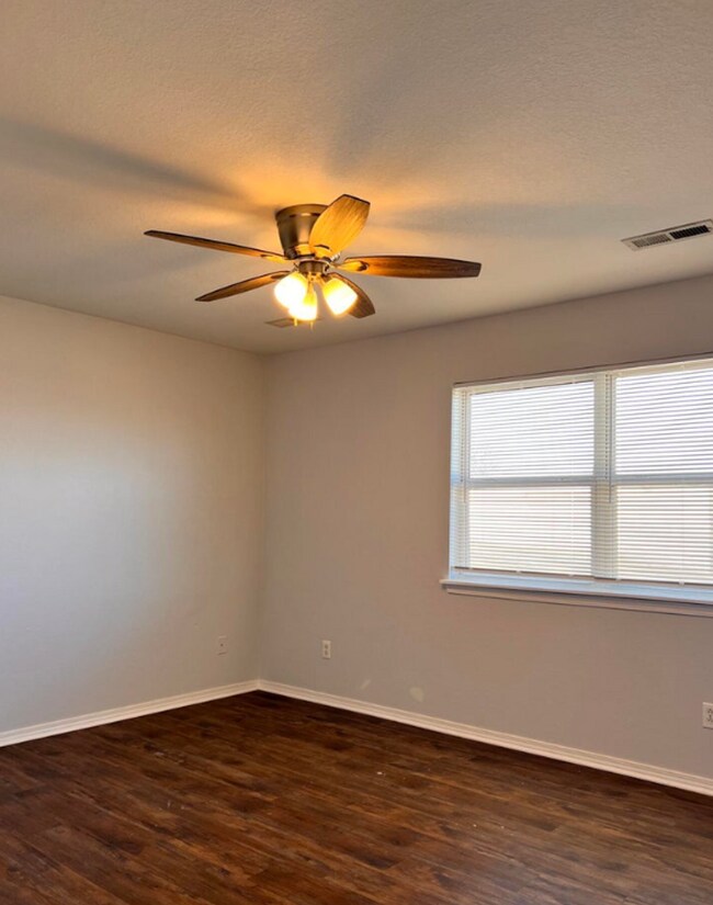 Foto del edificio - 2212 E 8th St