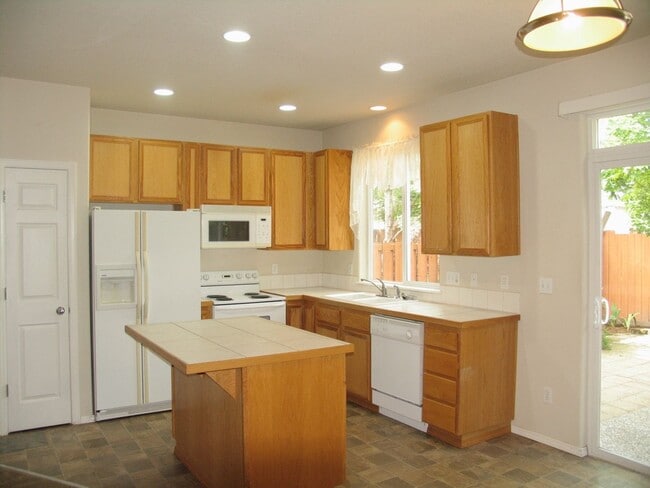 Building Photo - Great home in Aloha