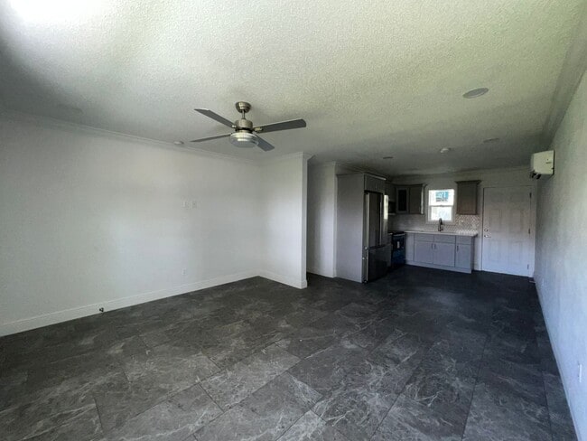 Foto del edificio - Fully Renovated 2 Bed, 1 Bath Duplex in th...