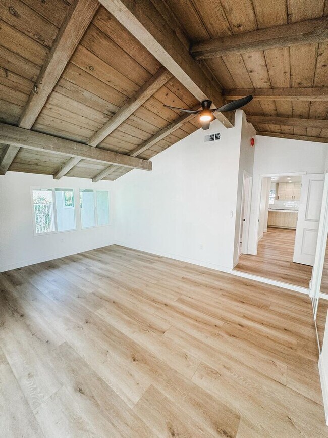 Foto del edificio - Luxurious 6-Bedroom Home with Modern Ameni...
