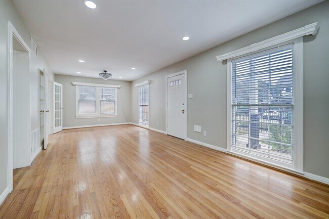 Building Photo - 827 Le Green St