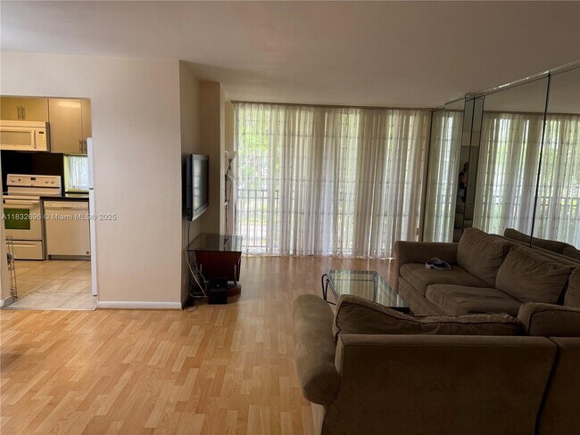 Foto del edificio - 17021 N Bay Rd