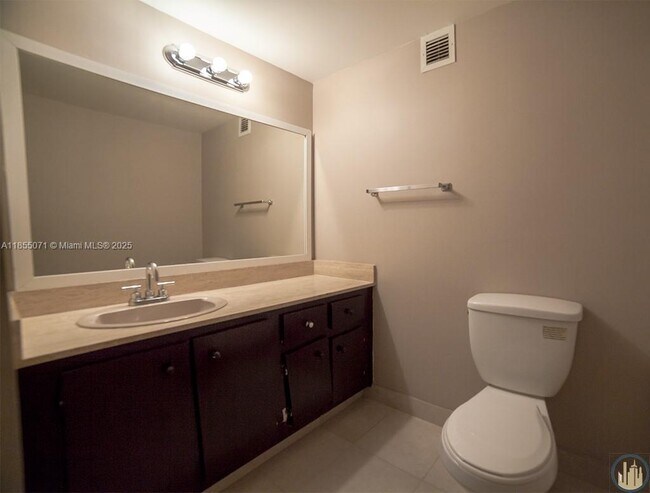 Foto del edificio - 500 Three Islands Boulevard