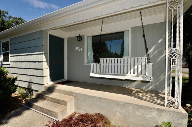 Building Photo - Charming 2 bed 1 bath bungalow with 2nd living room