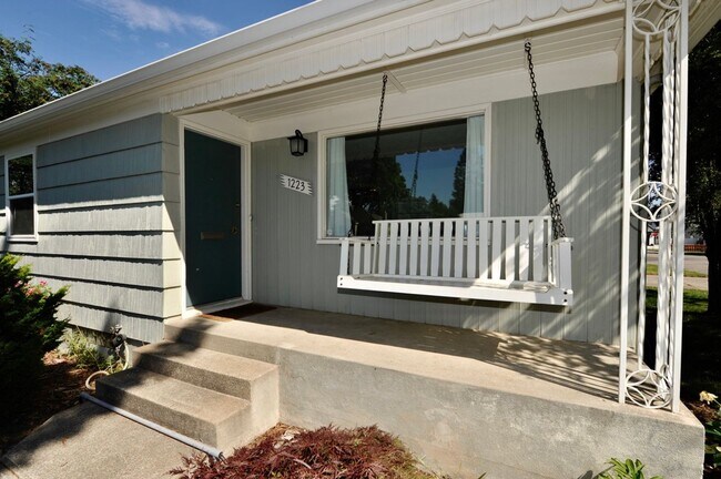 Foto del edificio - Charming 2 bed 1 bath bungalow with 2nd living room