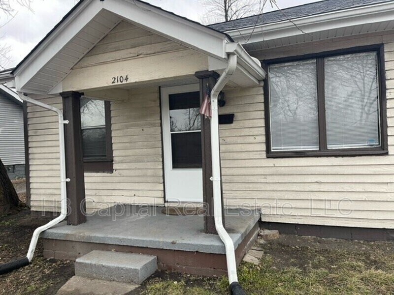 Primary Photo - 2104 Nameoki Rd
