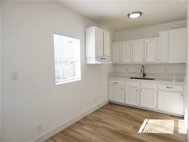 Building Photo - 227 Lime Ave