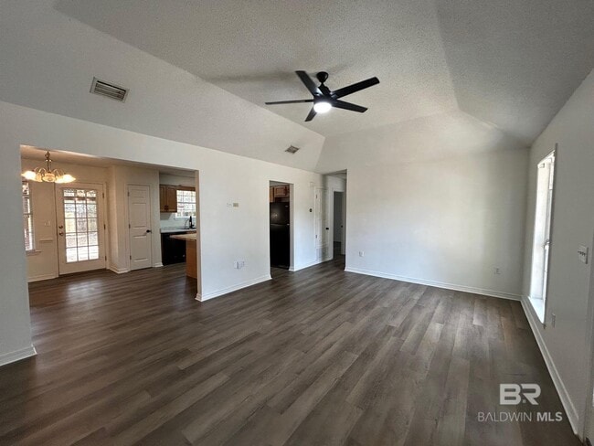 Foto del edificio - 112 Cluster Oaks Ct