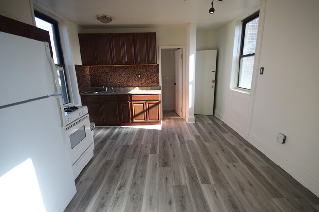 Building Photo - 204 Hudson St