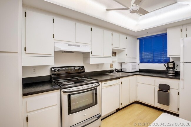 Building Photo - 3154 Via Poinciana
