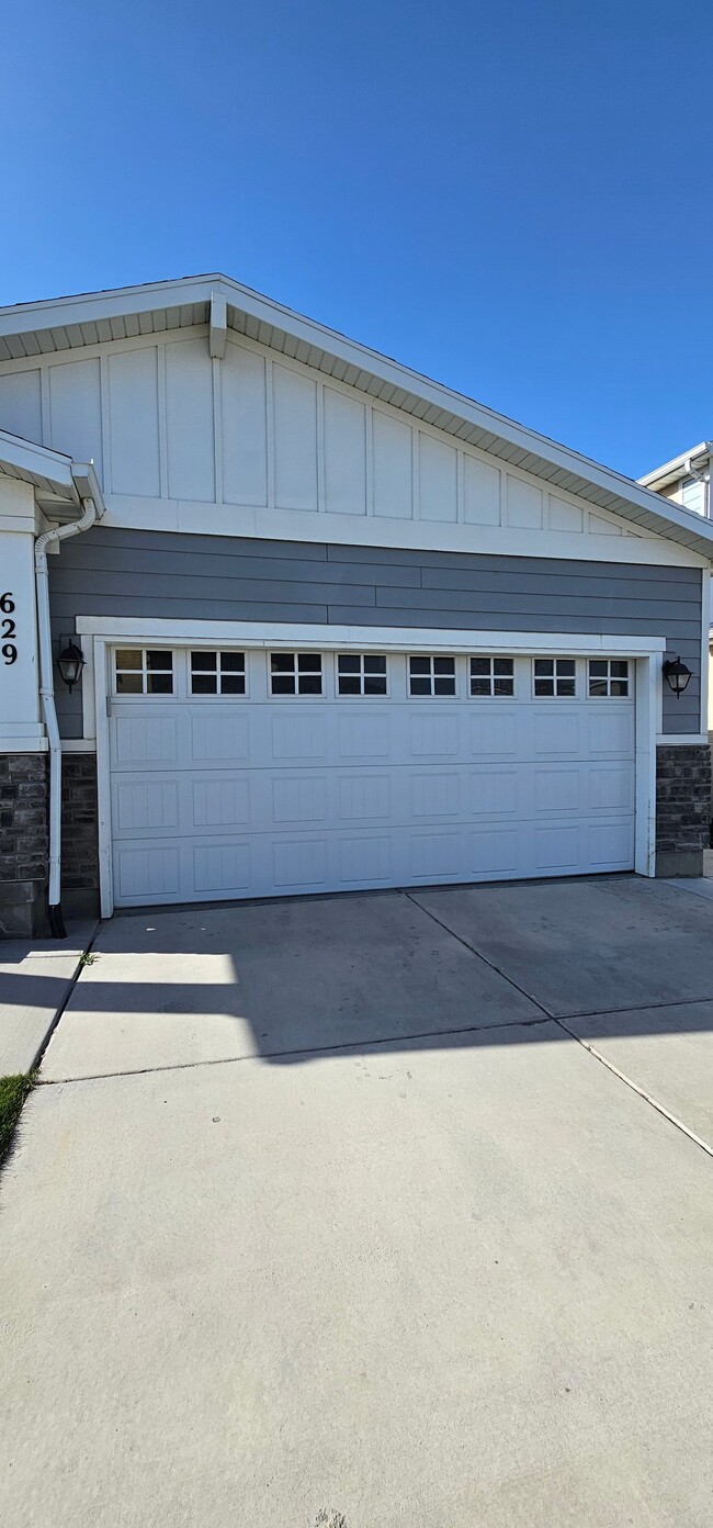 Building Photo - 629 W Life Dr