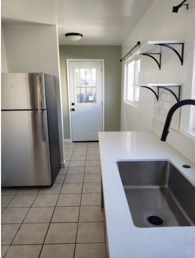Conexiones para lavadora y secadora junto a la cocina - 2737 S West View St
