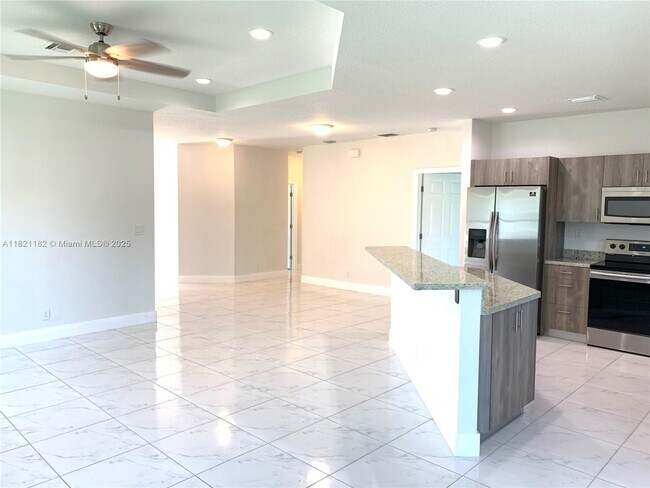 Building Photo - 4604 SW 31st Dr