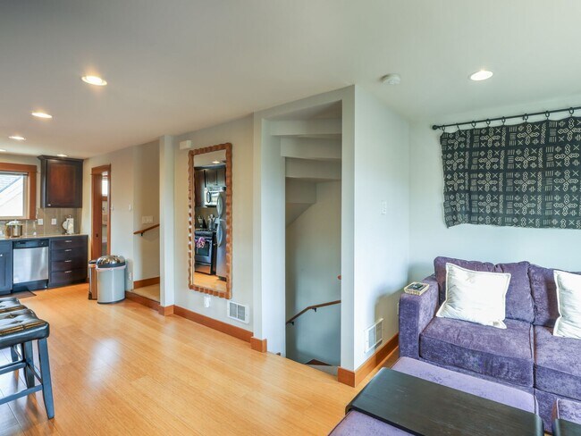 Building Photo - Charming 3-Bedroom Fully furnished Townhou...
