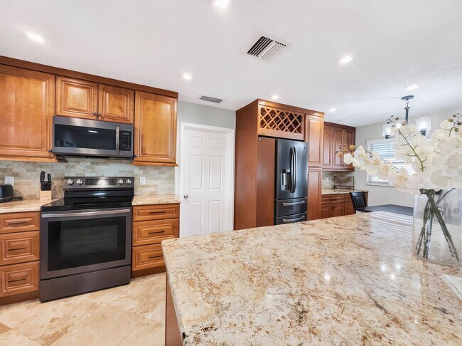 Foto del edificio - Discover the perfect Naples Park rental just minutes from the beach.