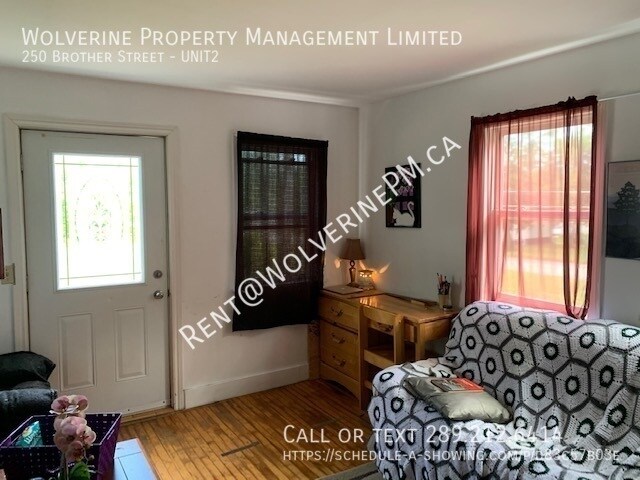 Photo du bâtiment - A Duplex on a beautifully treed lot