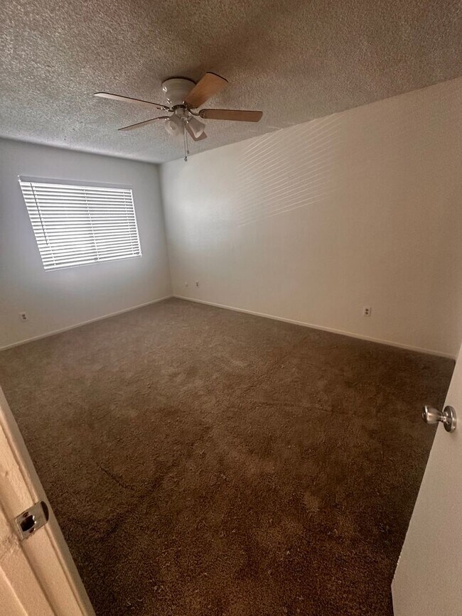 Foto del edificio - 2 bedroom 1.5 Bathroom Townhome for Rent